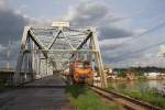 ALS 4132 (Co'Co', de, Alsthom, Bj.1974) am 16.Mai 2013 mit dem RAP 174 (Nakhon Si Thammarat - Bangkok) und 40 min. Verspaetung auf der 1953 errichtete Chulachomklao Bridge ber den Tapi River. 

