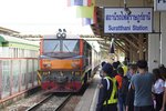 ALS 4106 (Co'Co', de, Alsthom, Bj.1974) fährt am 23.Mai 2016 mit dem ORD 445 (Chumphon - Hat Yai) in den Bf. Surat Thani ein. An diesem Tag wurde der Zug wegen einer Entgleisung nur bis Thung Song Junction geführt.