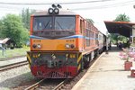 ALS 4106 (Co'Co', de, Alsthom, Bj.1974) am 23.Mai 2016 mit dem ORD 445 (Chumphon - Hat Yai) im Bf. Na San. An diesem Tag wurde der Zug wegen einer Entgleisung nur bis Thung Song Junction geführt.