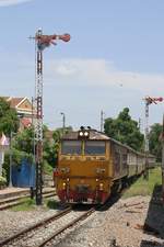 AHK 4220 (Co'Co', de, Krupp, Bj.1980, Fab.Nr. K-5484) fährt am 22.Juni 2019 mit dem ORD 252 von Prachuap Khiri Khan in die Thon Buri Station ein.