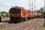 AHK 4205 (Co'Co', de, Henschel, Bj.1980, Fab.Nr. H-32454) fährt am 19.Mai 2018 mit dem RAP 111 (Bangkok - Den Chai) in der Sila At Station ein.