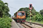 SRT 4205 mit Ord 255 Bangkok-Thonburi - Lang Suan erreicht am 11.11.18 den Bahnhof Pran Buri.