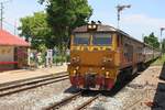 AHK 4220 (Co'Co', de, Krupp, Bj.1980, Fab.Nr. K-5484) fährt am 22.Juni 2019 mit dem ORD 252 von Prachuap Khiri Khan in die Thon Buri Station ein.