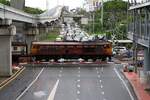 AHK 4217 (Co'Co', de, Henschel, Bj.1980, Fab.Nr. H-32460) hat am 28.September 2023 mit dem ORD 367 (Hua Lamphong - Chachoengsao Junction) soeben die SRT Hua Mak Station verlassen und quert nun, die Trasse der MRT Yellow Line unterfahrend, die EK mit der Thanon Srinagarindra.