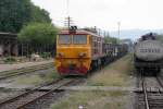 AHK 4226 (Co'Co', de, Krupp, Bj.1980, Fab.Nr. K-5487) mit einem Schotterzug in Richtung Chiang Mai am 10.Jänner 2011 im Bf. Nakhon Lampang.