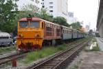 AHK 4211 (Co'Co', de, Henschel, Bj.1980, Fab.Nr. H-32457) mit dem ORD 283 (Bangkok-Ban Phlu Ta Luang) wartet am 17.Mrz 2011 im Bf. Khlong Tan auf die Kreuzung mit dem ORD 372.