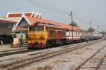 AHK 4222 (Co'Co', de, Krupp, Bj.1980, Fab.Nr. K-5485) mit dem ORD 212 von Taphan Hin nach Bangkok am 13.Mrz 2012 im Bf. Lopburi.