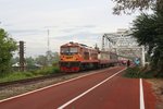 AHK 4205 (Co'Co', de, Henschel, Bj.1980, Fab.Nr. H-32454) am 21.Mai 2016 mit dem RAP 167 (Bangkok - Kantang) bei der Chulachomklao Bridge über den Tapi River.