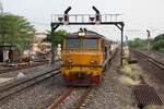 ALD 4303 (Co'Co', de, Alsthom, Bj.1983) f�hrt am 20.April 2026 mit dem COM 342 (Kaeng Khoi Junction - Hua Lamphong) in die Chiang Rak Station ein.