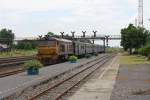 ALD 4305 fhrt mit dem ORD 212 (Taphan Hin - Bangkok) am 22.August 2010 in den Bf.