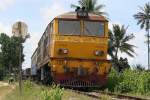 Die ALD 4302 beim Umreihen der Wagen des RAP 167 fuer den RAP 168 (Kantang - Bangkok) am 25.Oktober 2010 im Bf.