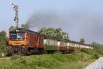 ADD 4408 (Co'Co', de, Alsthom, Bj.1985) mit dem RAP 167  (Krung Thep Aphiwat – Kantang) am 18.M�rz 2026 beim im Strecken-Km 630 der Southern Line.