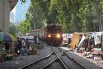 ADD 4404 (Co'Co', de, Alsthom, Bj.1985) am 31.Mai 2026 mit dem 
ORD 278 (Kabin Buri - Hua Lamphong) im sonnt�glich stattfindenden Markt bei der Khlong Tan Station.