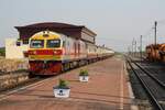 HID 4520 (Co'Co', de, Hitachi, Bj.1993) fährt am 30.März 2023 mit dem ORD 202 (Phitsanulok - Hua Lamphong) in die Nakhon Sawan Station ein.