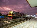 Die 4508 HID mit einem Personenzug, abends im Bahnhof von Nong Khai (03.04.22)