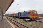 SRT (State Railway of Thailand) 4505 und 4227 mit angehängtem Personenzug stehen abgestellt im Bahnhof Nong Khai und warten auf den Einsatz zum Ziehen der abendlichen Nachtzüge nach Bangkok