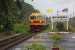 HID 4513 (Co'Co', de, Hitachi, Bauj. 1993) umfährt am 15.Jänner 2026 in der Khao Chum Thong Junction den Wagesatz des LOC 456 (Yala - Nakhon Si Thammarat).