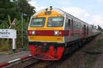 HID 4514 (Co'Co', de, Hitachi, Bj.1993) fährt am 17.Jänner 2026 mit dem LOC 445 (Chumphon - Hat Yai) in die Lak Chang Station ein.