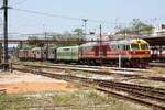 HID 4518 (Co'Co', de, Hitachi, Bauj. 1993) wartet am 19.M�rz 2026 mit dem Freight 777 (Bang Sue - Hat Yai) in der Surat Thani Station auf die Weiterfahrt.