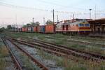 In der beginnenden D�mmerung wartet die HID 4511 (Co'Co', de, Hitachi, Bauj. 1993) am 19.M�rz 2026 mit dem Freight 789 (Ban Thung Pho - Hat Yai) in der Surat Thani Station auf die Weiterfahrt.