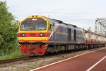 HID 4519 (Co'Co', de, Hitachi, Bauj. 1993) am 21.Mai 2016 vor dem EXP 85 (Bangkok - Nakhon Si Thammarat) bei der Chulachomklao Bridge über den Tapi River.