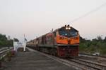 SRT 4551 mit Rap 171 Bangkok Hua Lampong - Sungai Kolok durchfährt kurz vor Sonnenuntergang am 10.02.18 den Bahnhof Wang Phong.