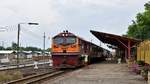 SRT 4550 mit Ord 254 Lang Suan - Bangkok-Thonburi macht Station in Wang Phong am 28.10.18.