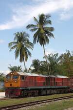 GEA 4553 (Co'Co', de, General Electric, Bj.1995) am 16.Jänner 2026 vor dem Freight 797 von Thung Song Junction in der Kantang Station.