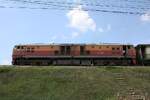GEA 4556 (Co'Co', de, General Electric, Bj.1995) am 18.M�rz 2026 vor dem LOC 446 (Hat Yai - Chumphon) in Phun Phin kurz vor der Chulachomklao Bridge �ber den Tapi River.