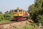 GEA 4556 (Co'Co', de, General Electric, Bj.1995) vor dem LOC 445 (Chumphon - Hat Yai) am 19.M�rz 2026 kurz vor der EK mit der Raatbamrung Road 9 in Phun Phin.