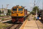 Die mit Aircondition nachger�stete GEA 4532 (Co'Co', de, General Electric, Bj.1995) f�hrt am 20.M�rz 2026 mit dem LOC 445 (Chumphon - Hat Yai) in die Surat Thani Station ein.