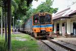 Der nur am Wochenende verkehrender Excursion-Train, im Bild als SRT THN 1124 Exursion Train 909 Bangkok-Nam Tok, beim 30-minütigem Halt im Bahnhof Saphan Kwai Yai bei Kanchanaburi. 
6. August 2017