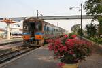 THN 1128 als letztes Fahrzeug ORD 210 nach Hua Lamphong fährt am 29.März 2023 aus der Ban Takhli Station.