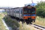 Da im Zuge des 2 gleisigen Ausbau der Southern Line die Anzahl der Gleise in der alten Hua Hin Station auf zwei reduziert wurde verbringt am 09.Dezember 2023 die Garnitur des, nur an Samstag, Sonn- und Feiertag verkehrenden Excursion Train 911/912 (Hua Lamphong - Suan Soan Pradipat - Hua Lamphong) die Wendezeit nun auf dem noch nicht für den Durchgangverkehr frei gegebenen neu errichteten zweitem Streckengleis nördlich der Hua Hin Station. - Im Bild der THN 1105 mit THN 1102 (1A' 2', dh, Tokyu, Bj.1983) als Teil dieser Garnitur.