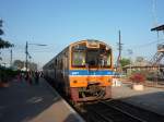 DRC 1137 als Excursion Train nach Nam Tok und Hua Hin am 11.01.2013 in Nakhom Pathom.