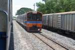 NKF 1243 an der Spitze des EXP DRC 72 von Sikhoraphum nach Bangkok fhrt am 13.Juni 2011 durch den Bf.