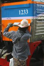 NKF 1233 erhält am 10.Mai 2012 im Depot Hua Lamphong die nächste Phase des neuen Design.