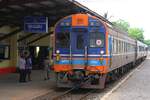 APN.20 2524 als letztes Fahrzeug des SP EXP 3 (Bangkok - Sila At) am 21.Mai 2018 in der Chum Saeng Station.