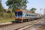 APD.20 2513 als erstes Fahrzeug des SP EXP 8 (Chiang Mai - Krung Thep Aphiwat) fährt am 23.März 2023 in die Khun Tan Station ein.