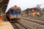 APD.20 2520 als erstes Fahrzeug des SP EXP 7 (Krung Thep Aphiwat - Chiang Mai) am 26.März 2023 in der Den Chai Station.