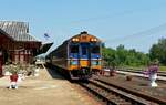 Mit SRT 2514 an der Spitze passiert Sp Exp DRC 43 Bangkog Hua Lamphong - Surat Thani am 01.02.17 den Bahnhof Wang Phong.