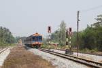 Mit SRT 2532 an der Spitze passiert Sp Exp DRC 43 Bangkok Hua Lamphong - Surat Thani am 05.02.18 den Bahnhof Wang Phong.