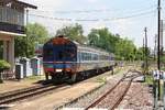 SP EXP 8 (Chiang Mai - Bangkok) mit dem APN.60 2542 als letztes Fahrzeug verlässt am 19.Mai 2018 die Uttaradit Station.