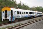 Im September 1996 erhielten die SRT 26 DMU's (5x KIRO 28, 9x KIHA 28 und 12x KIHA 58) von der JR West. Diese Ende der 1960er gebauten Triebwagen wurden umgespurt und ab 1998 als klimatisierte Reisezugwagen verwendet. Wegen Instandhaltungsprobleme wurde zuerst die Klimaanlage samt Dieselaggregat ausgebaut. Wegen weiterer Instandhaltungsprobleme wurden Ende 2004 19 Wagen im damaligem Zustand in der aufgelassenen Werkstätte Ban Plu Ta Luang abgestellt. - Bild vom 27.März 2025.