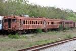 Im September 1996 erhielten die SRT 26 DMU's (5x KIRO 28, 9x KIHA 28 und 12x KIHA 58) von der JR West. Diese Ende der 1960er gebauten Triebwagen wurden umgespurt und ab 1998 als klimatisierte Reisezugwagen verwendet. Wegen Instandhaltungsprobleme wurde zuerst die Klimaanlage samt Dieselaggregat ausgebaut. Wegen weiterer Instandhaltungsprobleme wurden Ende 2004 19 Wagen im damaligem Zustand in der aufgelassenen Werkstätte Ban Plu Ta Luang abgestellt. - Bild vom 27.März 2025.