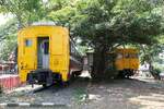 Gegen�ber der alten Hua Hin Station sind der ehemalige APD 101 (ex JR West KiHa 58 224) und APD 209 (ex JR West KiHa 28 3017, ex KiHa 28 1017) als Bibliothek aufgestellt. - Bild vom 17.April 2026.