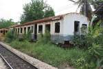 Auch ein Steuerwagen mit der noch lesbaren Nummer 2 verrottet etwa 1,5 Km ausserhalb des Bf.