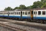 Eingewickelt ist der กซข.1037 (กซข. = BPD/Bogie Power Diesel Railcar With Driving Cab, Hitachi/Nippon Sharyo, Bauj. 1971) am 13.Juni 2011 auf dem Weg vom Bahnhof ins Depot Nakhon Ratchasima.