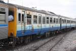 กซข.1011 (กซข. = BPD/Bogie Power Diesel Railcar With Driving Cab, Hitachi, Bauj. 1967), eingewickelt im ORD 471 nach Udon Thani am 17.Mai 2012 bei der Ausfahrt im Bf. Nakhon Ratchasima.