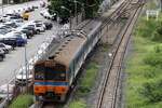 Sp.Com 1117 (Thon Buri - Nakhon Pathom) mit dem THN 1105 als letztes Fahrzeug fährt am 28.Mai 2025 in die Taling Chan Junction ein.